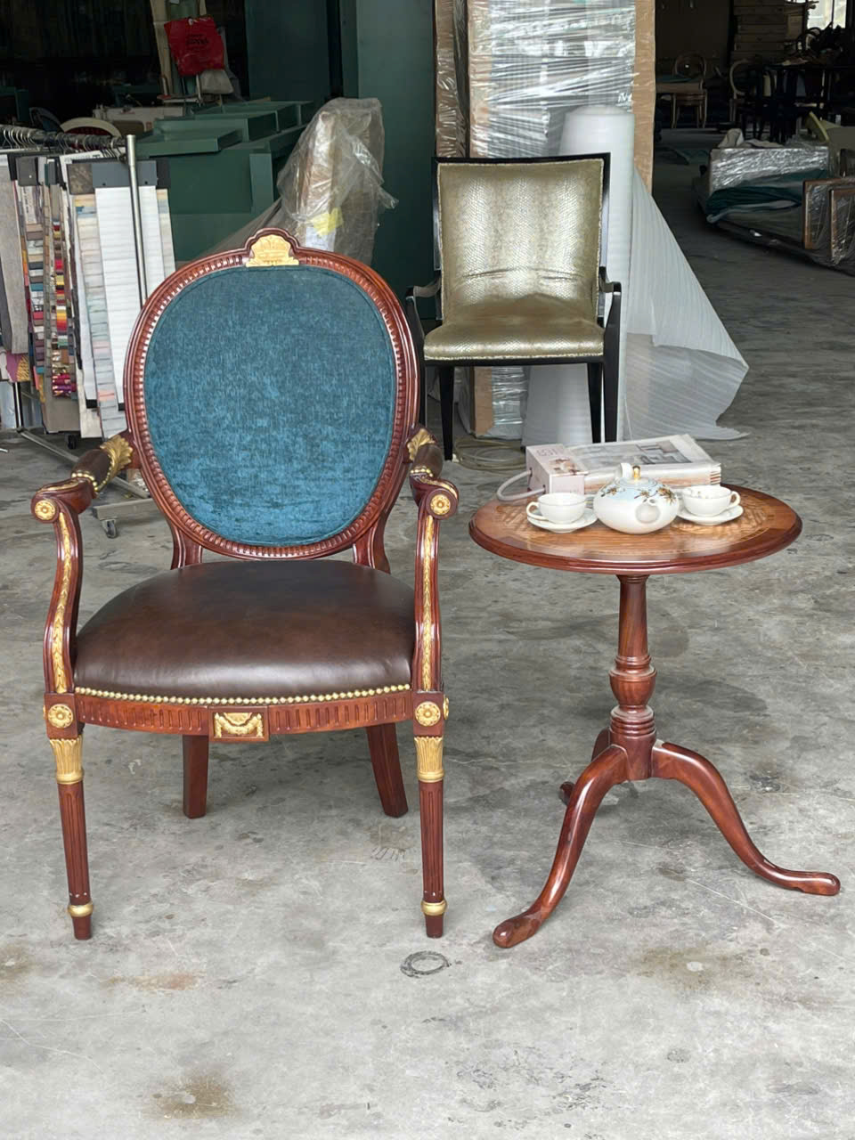 BÀN PHỤ CỔ ĐIỂN PHÁP CHÂN TIỆN (SIDE TABLE)